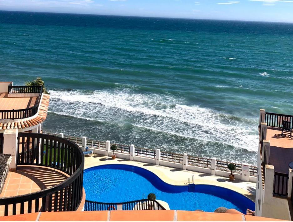 Beachfront Penthouse Apartment With Large Terrace And Breathtaking Sea Views Close To Marbella Spain Sitio de Calahonda Екстер'єр фото