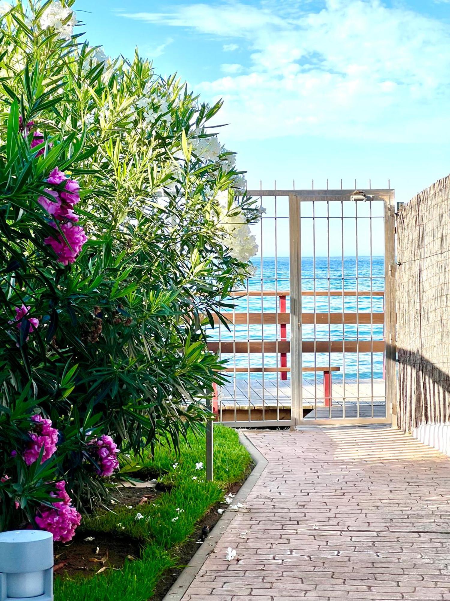 Beachfront Penthouse Apartment With Large Terrace And Breathtaking Sea Views Close To Marbella Spain Sitio de Calahonda Екстер'єр фото