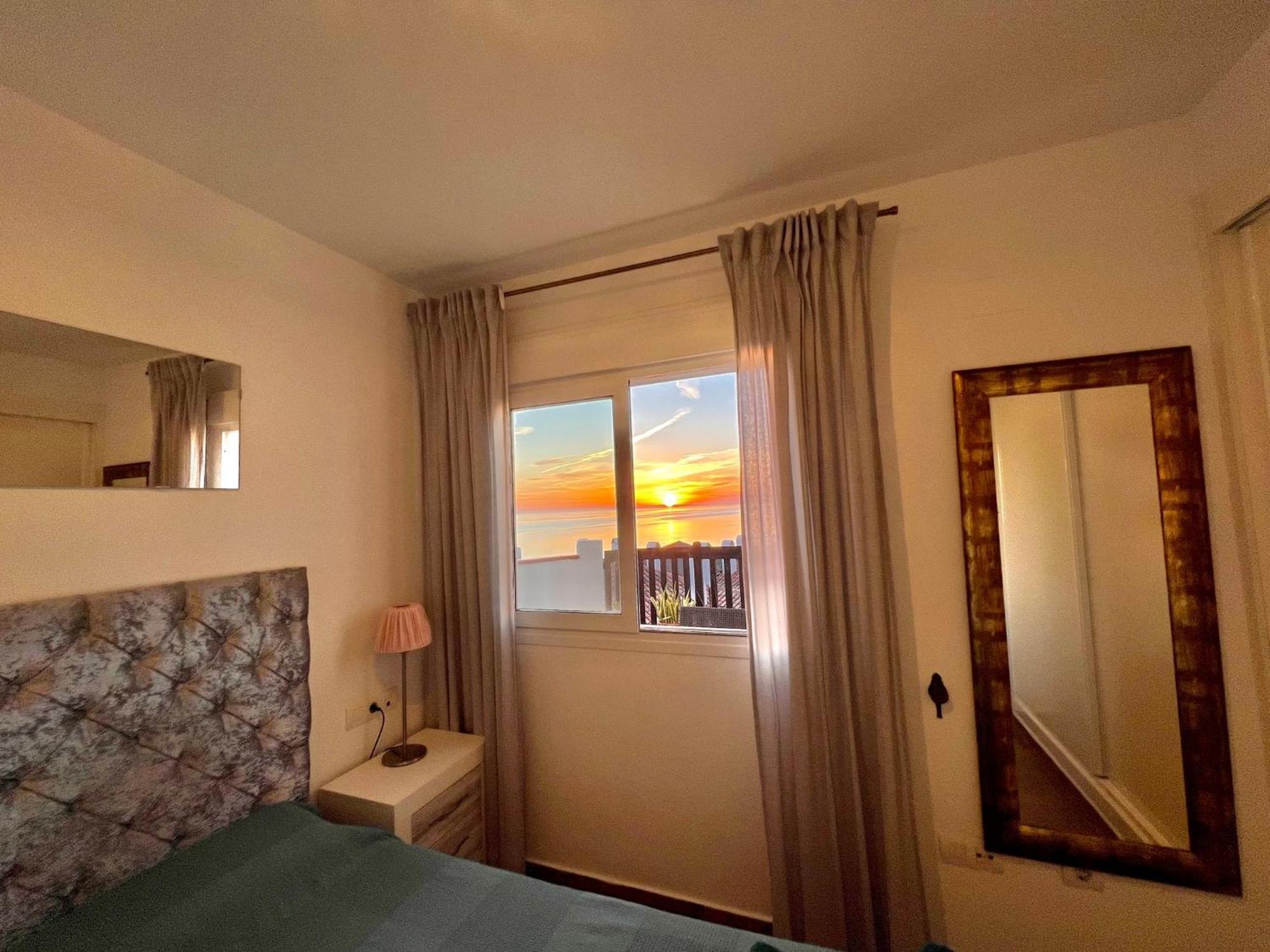 Beachfront Penthouse Apartment With Large Terrace And Breathtaking Sea Views Close To Marbella Spain Sitio de Calahonda Екстер'єр фото