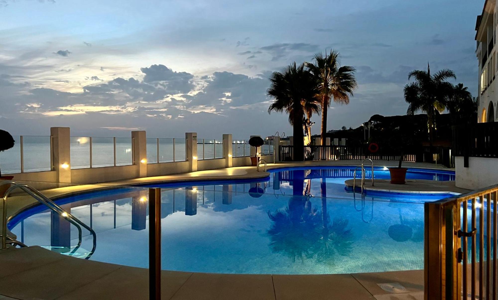 Beachfront Penthouse Apartment With Large Terrace And Breathtaking Sea Views Close To Marbella Spain Sitio de Calahonda Екстер'єр фото