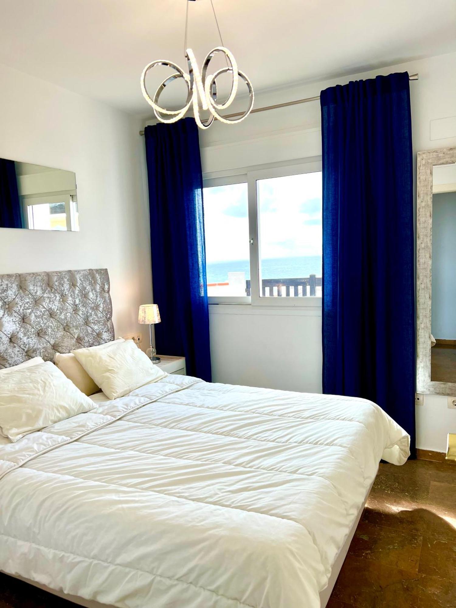 Beachfront Penthouse Apartment With Large Terrace And Breathtaking Sea Views Close To Marbella Spain Sitio de Calahonda Екстер'єр фото